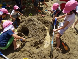 5歳児きく組お砂場で「どろんこ遊び」をしました!