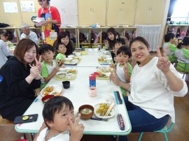 給食試食会の様子