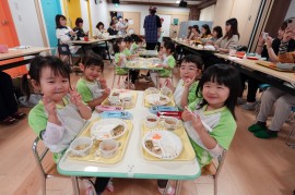 給食の試食会をしました。