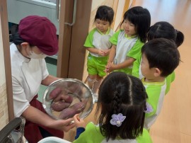 クッキングの様子（３歳児たんぽぽ組）
