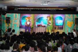 劇団「バク」さんの人形劇の様子