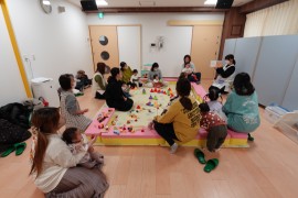 2月の園庭開放「ひな飾りをつくろう」を開催しました。